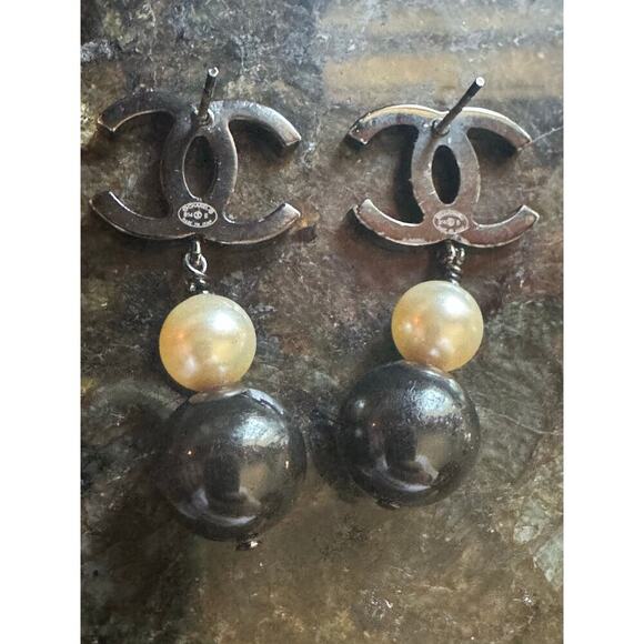 Chanel CC Black and White Pearl Dangle Pierced Earrings B14B Authentic CoA - Picture 3 of 4